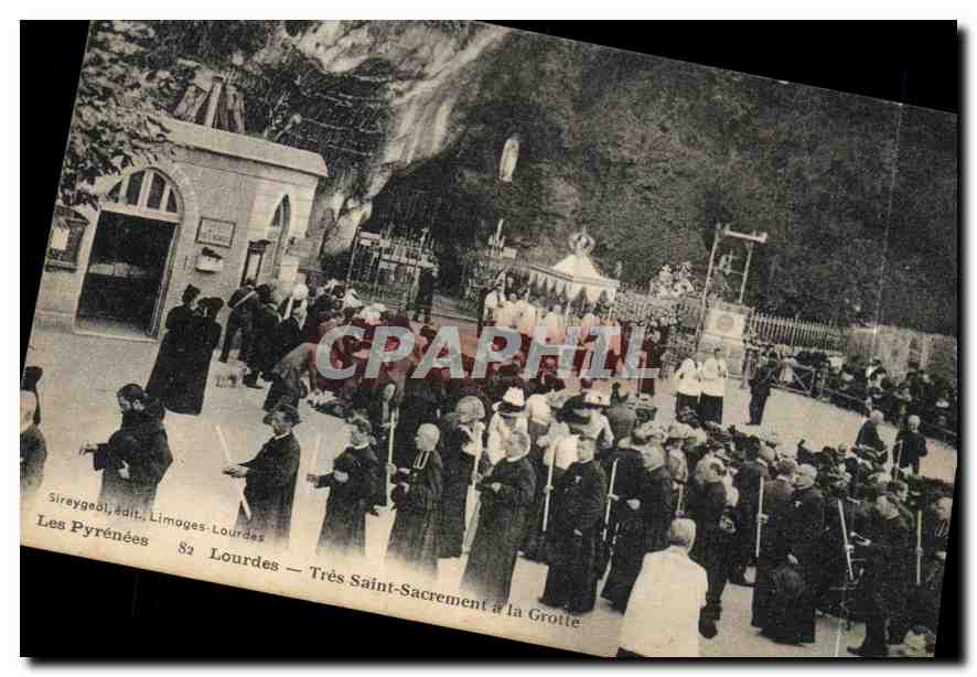 CPA Les Pyrenees Lourdes Tres St Sacrement a la Grotte 