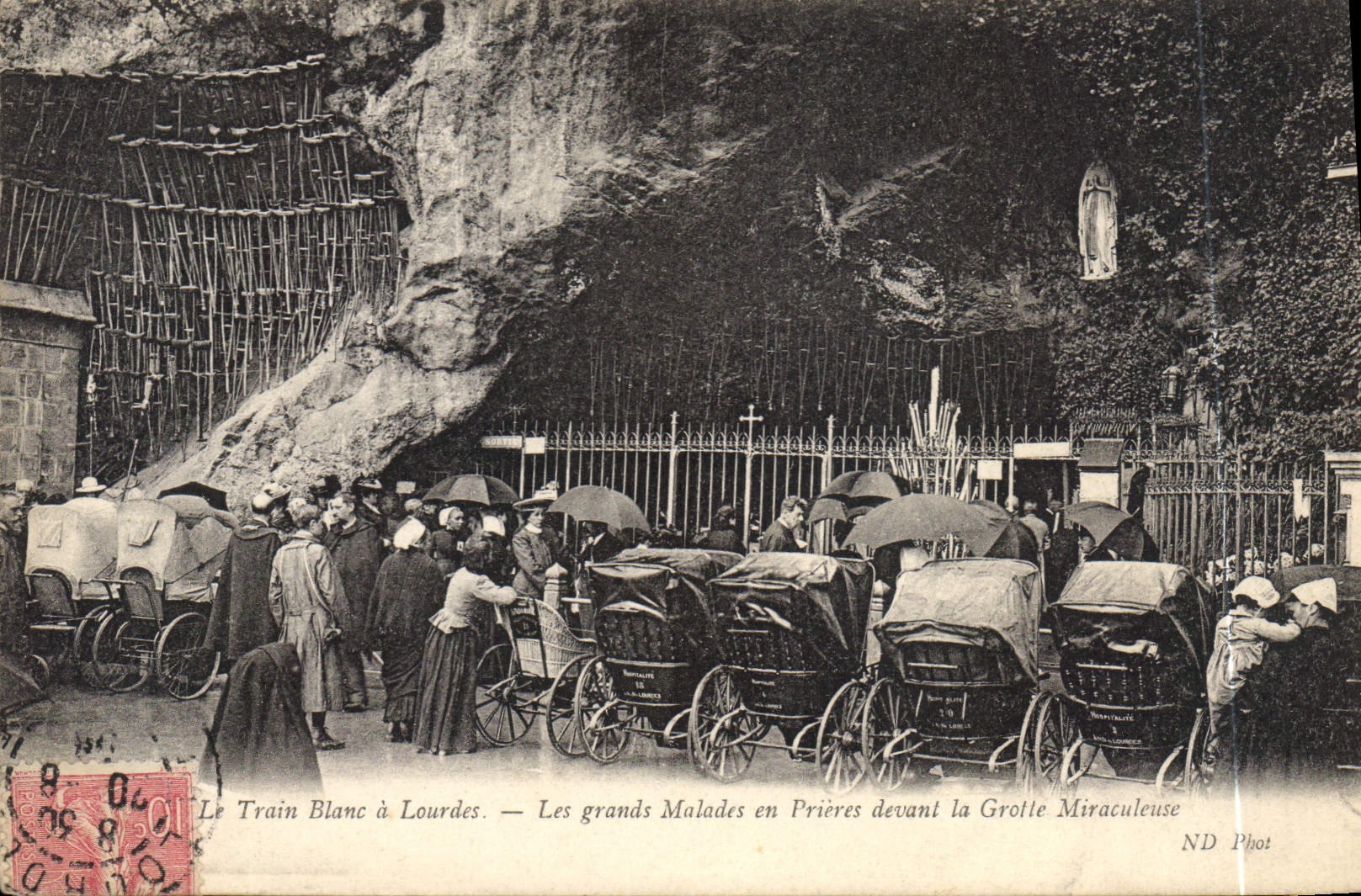 CPA Le Train Blanc a Loudres Lourdes Les Grands Malades en Prieres devant la Grotte Miraculeuse 