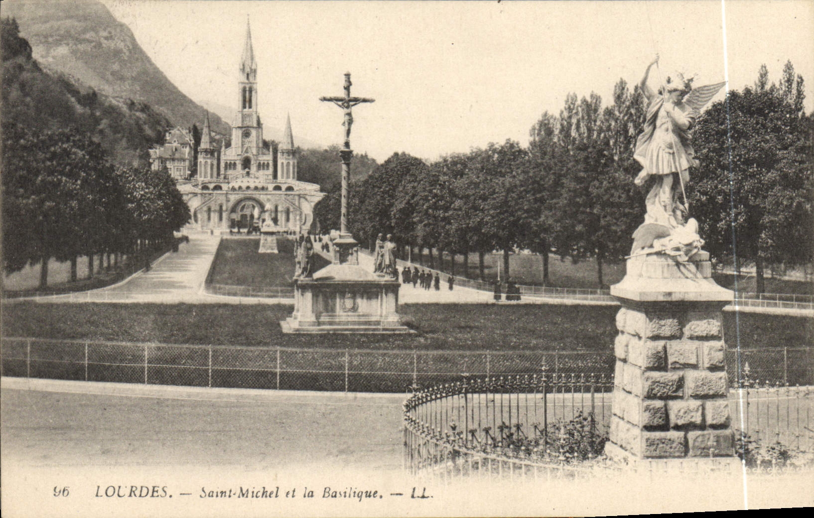 CPA Lourdes St Michel et la Basilique 