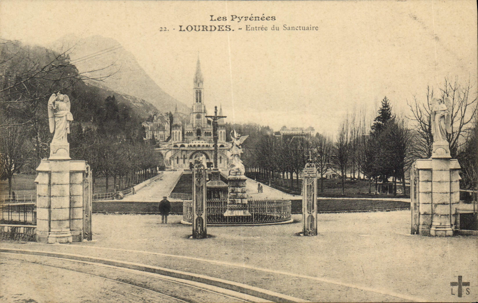 CPA Les Pyrenees Lourdes Entree du Sanctuaire 