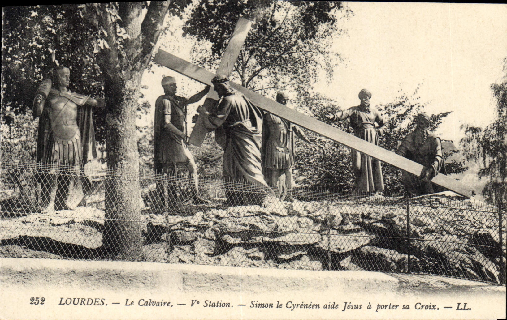Lourdes — Le Calvaire — 5e Station — Simon le Cyrénéen aide Jésus à porter sa Croix — LL. — N° 252