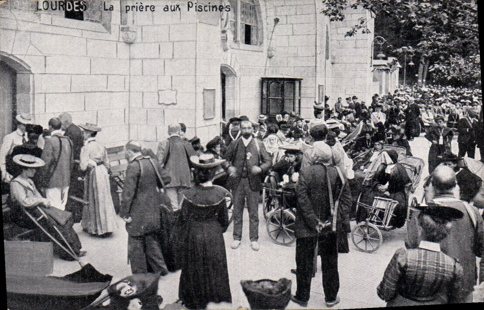 CPA Lourdes La Priere aux Piscines 