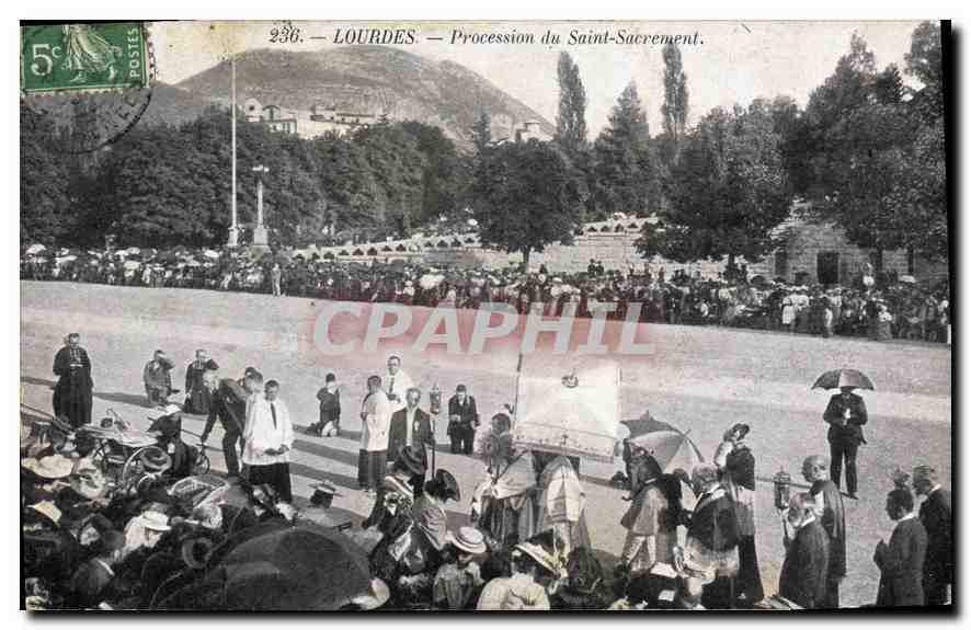 CPA Lourdes La Procession du St Sacrement 