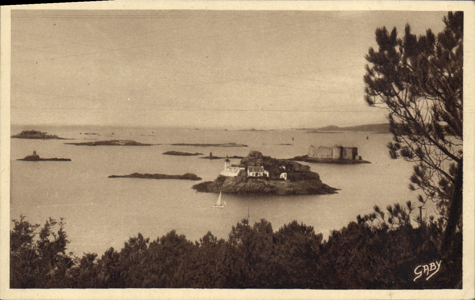 CPA Carantec Finistere Ile Louet et le chateau du Taureau 
