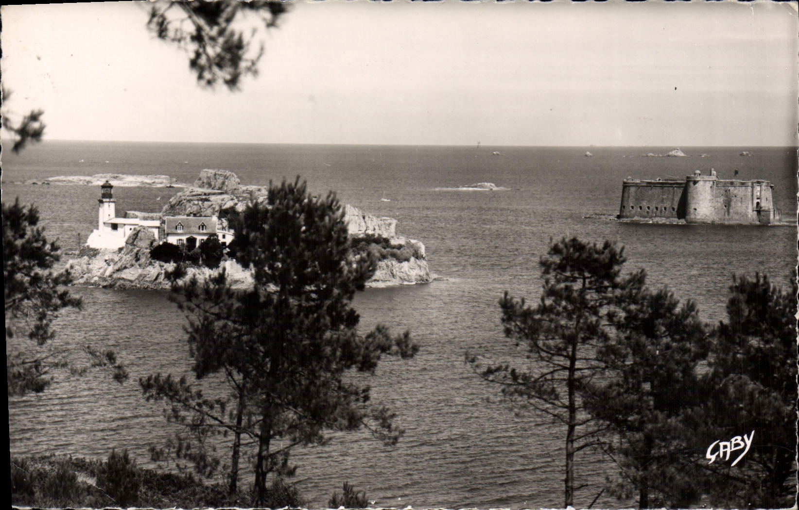 CPA Carantec Finistere Chateau du Taureau et Ile Louet 