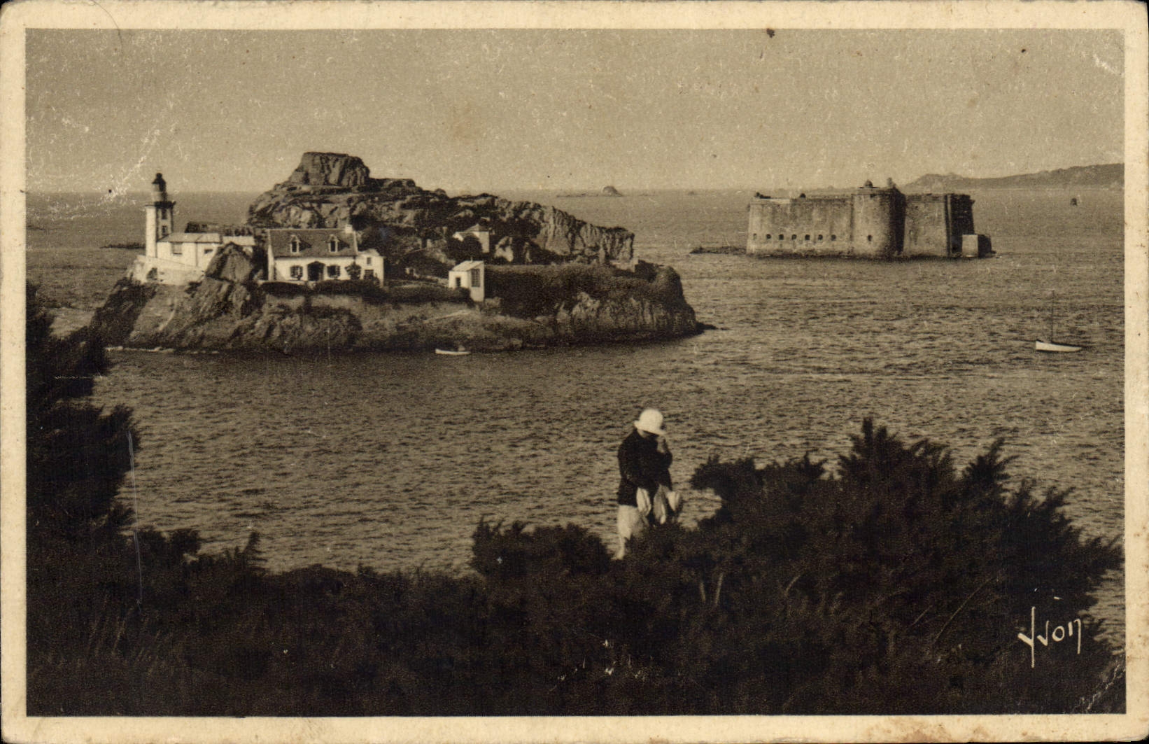 CPA Carantec Finistere l'Ile Louet et le chateau du Taureau 