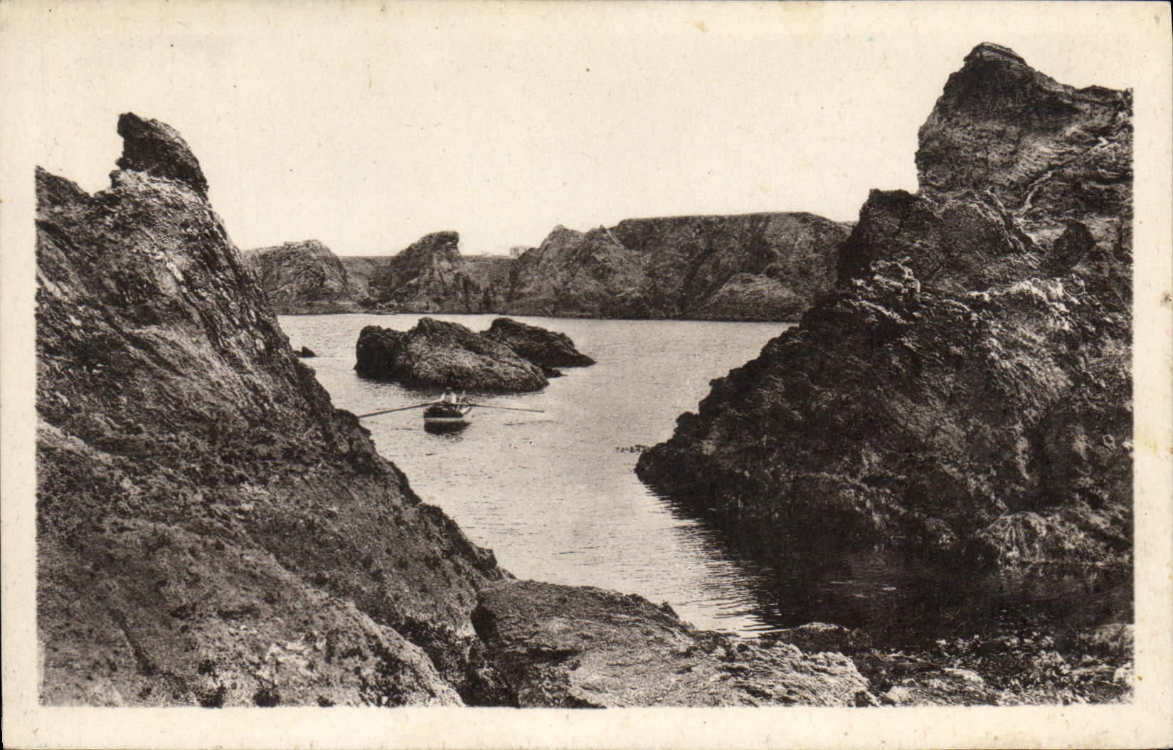 CPA Belle Ile en Mer la Baie et les Roches de Goulphare vue prise des Grottes du Talud 
