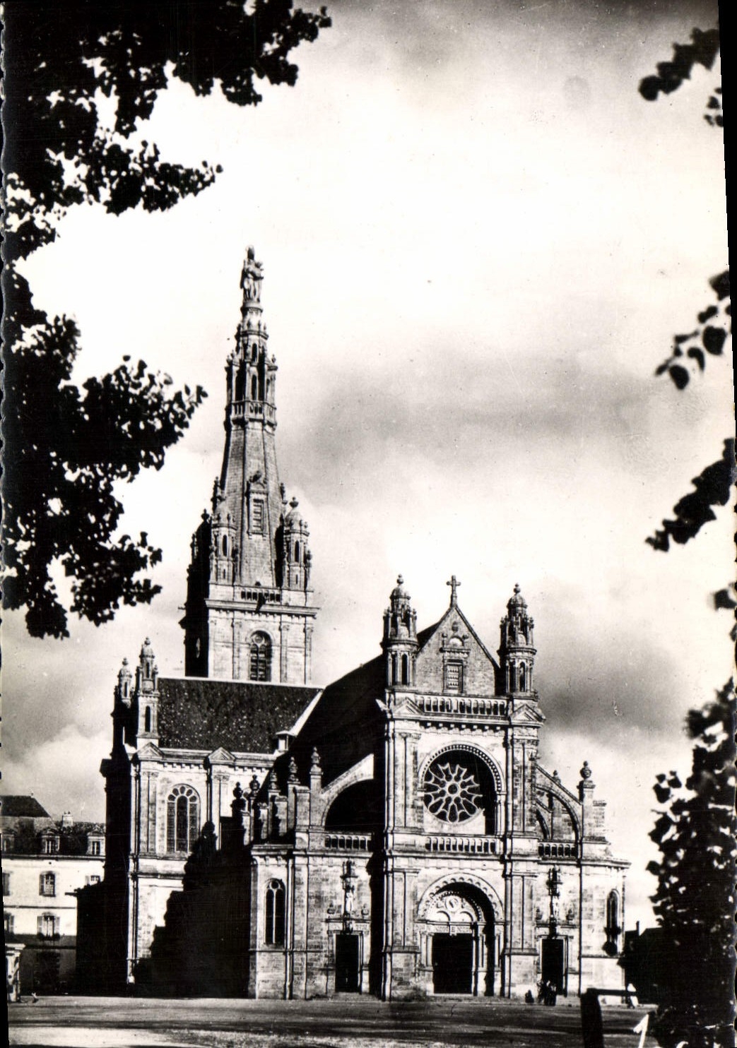 CPA Sainte Anne d'Auray Morbihan la basilique de Ste Anne reconstruite en 1856 dans le style renaiss