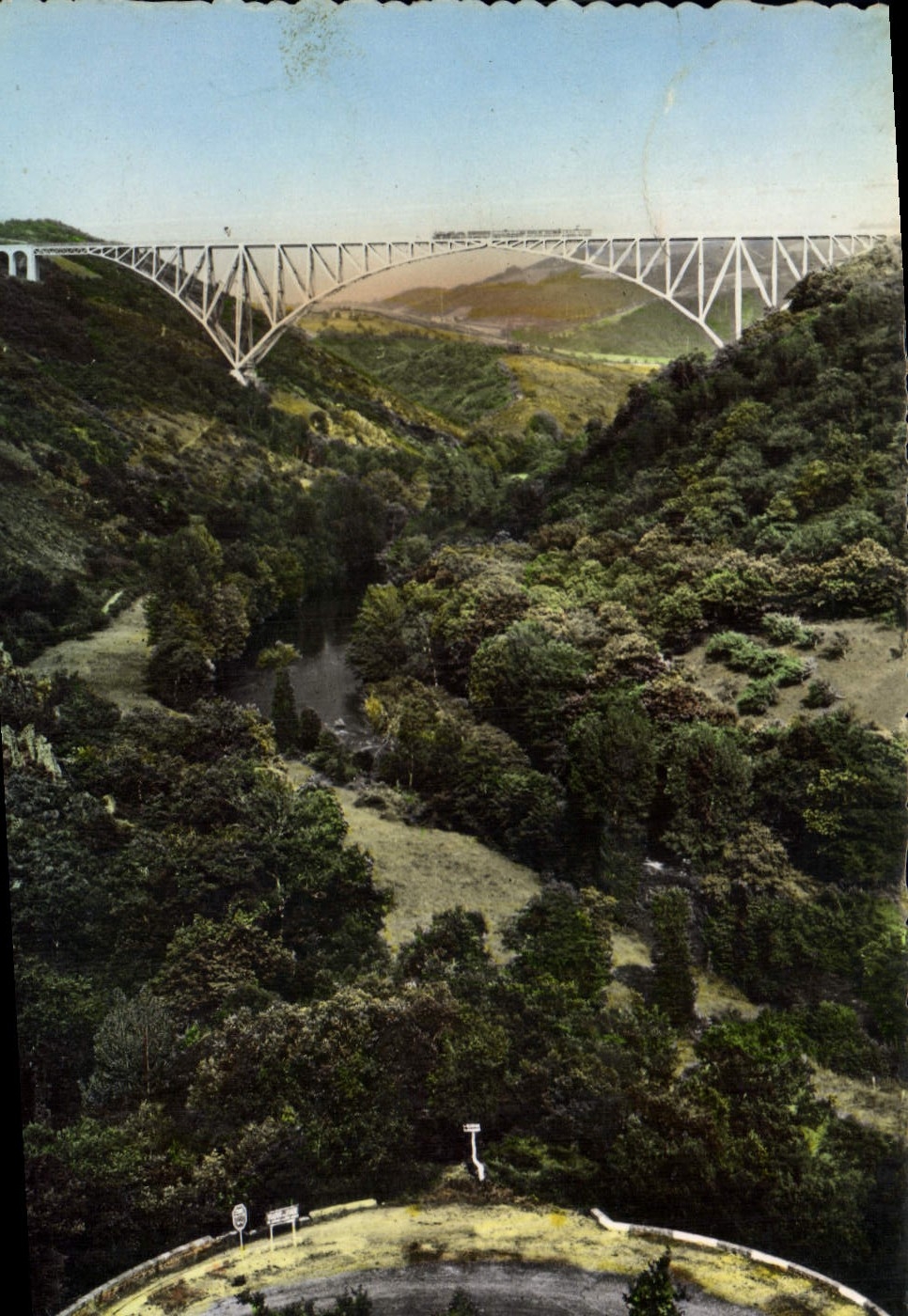 Viaduc du Tarn à Rodez — Vue du viaduc du contour de la route — Sté des Cartes Postales A. POUX, Interdite