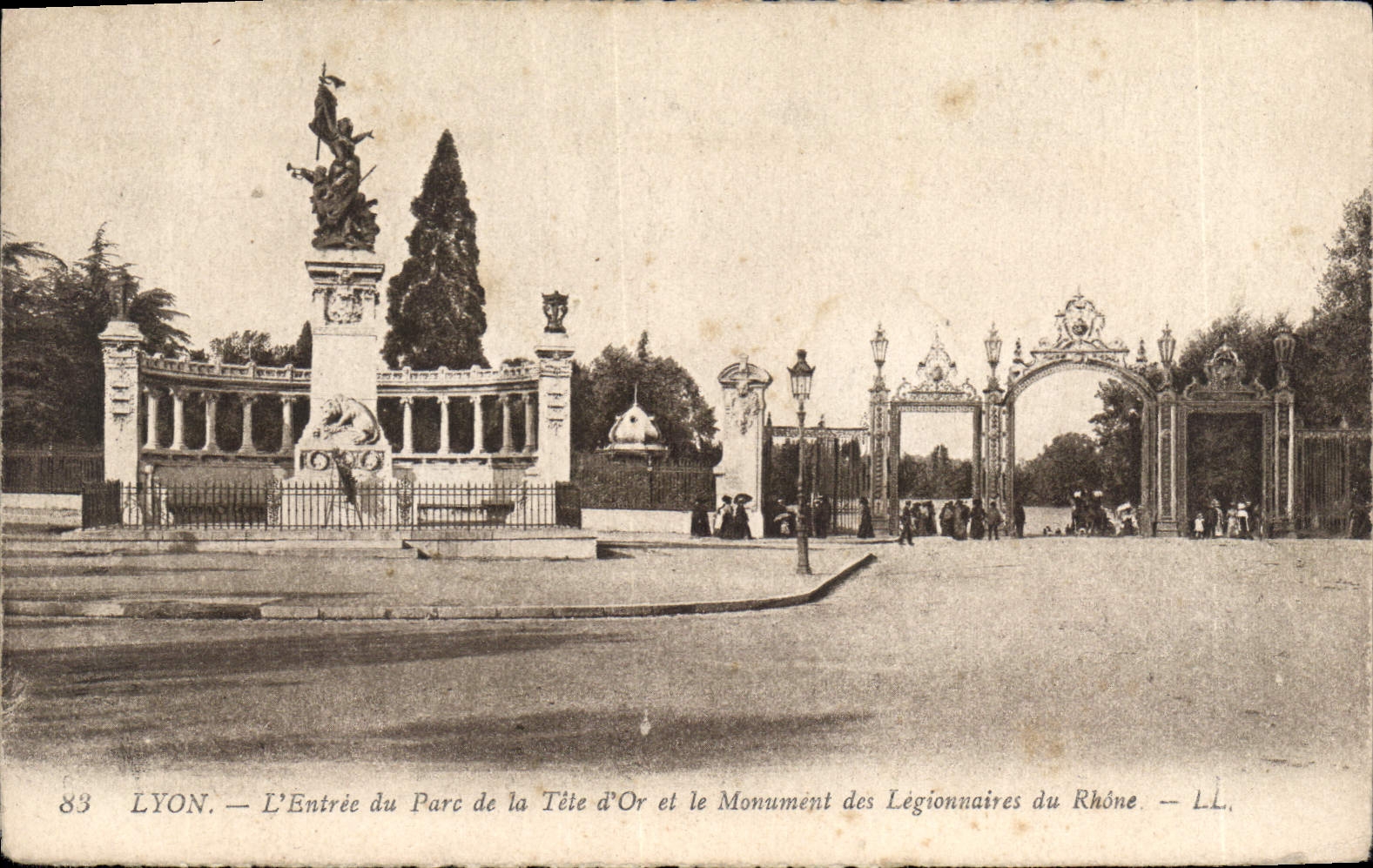 CPA Lyon l'entree du parc de la Tete d'Or et le Monument des Legionnaires du Rhone 