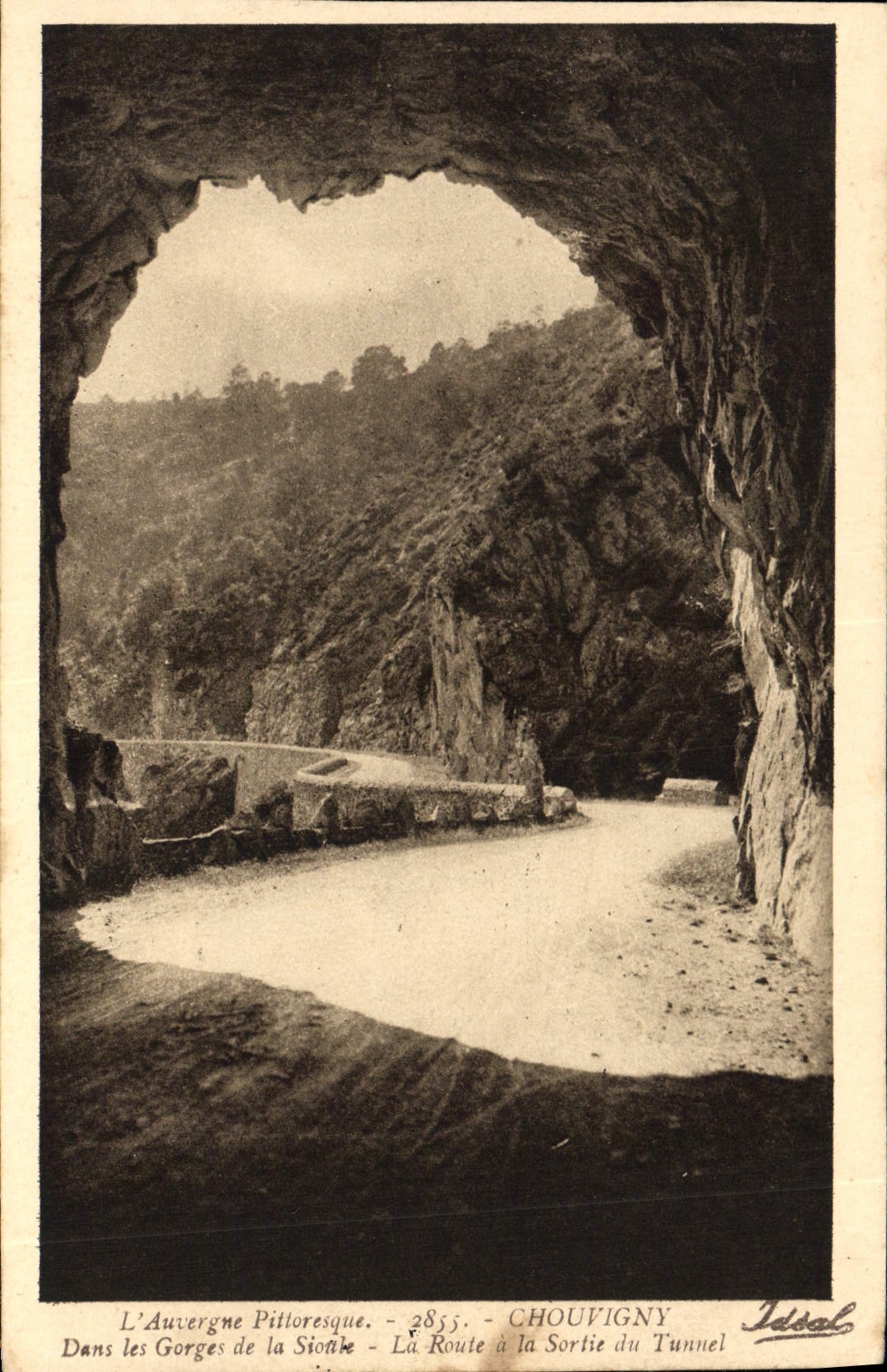 CPA L'Auvergne pittoresque Chouvigny dans les Gorges de la Sioule la route a la sortie du Tunnel 