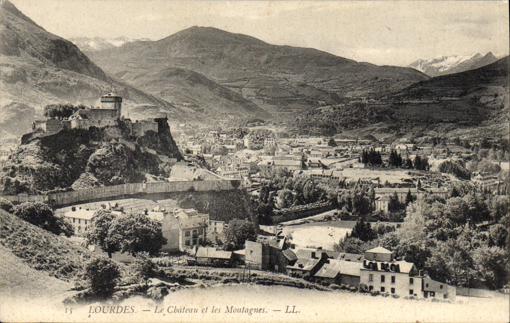 CPA Lourdes le chateau et les Montagnes 