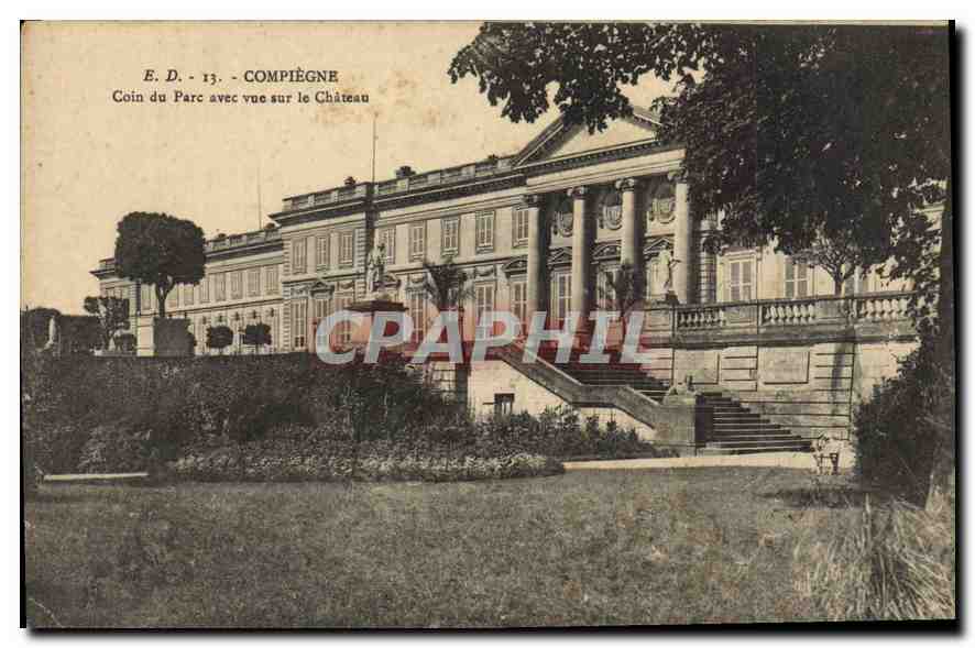 CPA Compiegne coin du parc avec vue sur le chateau 