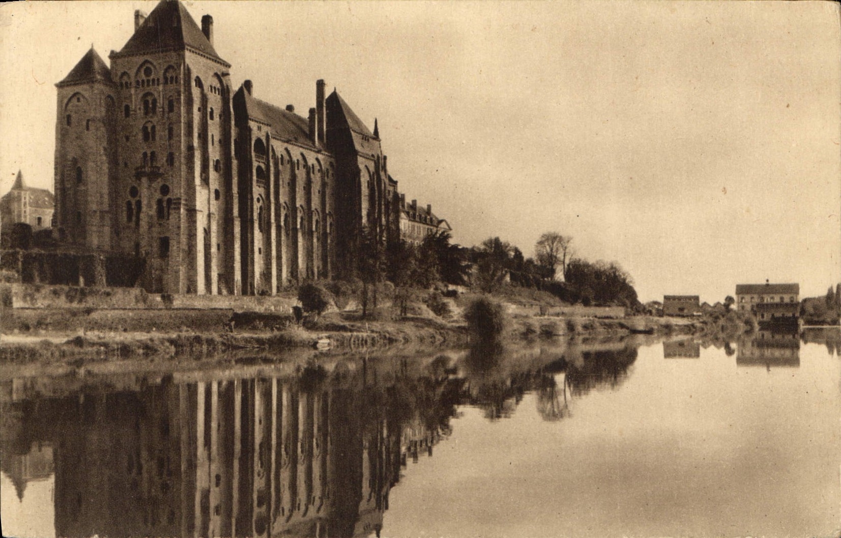 CPA L'Abbaye de Solesmes vue de la rive droite de la Sarthe 