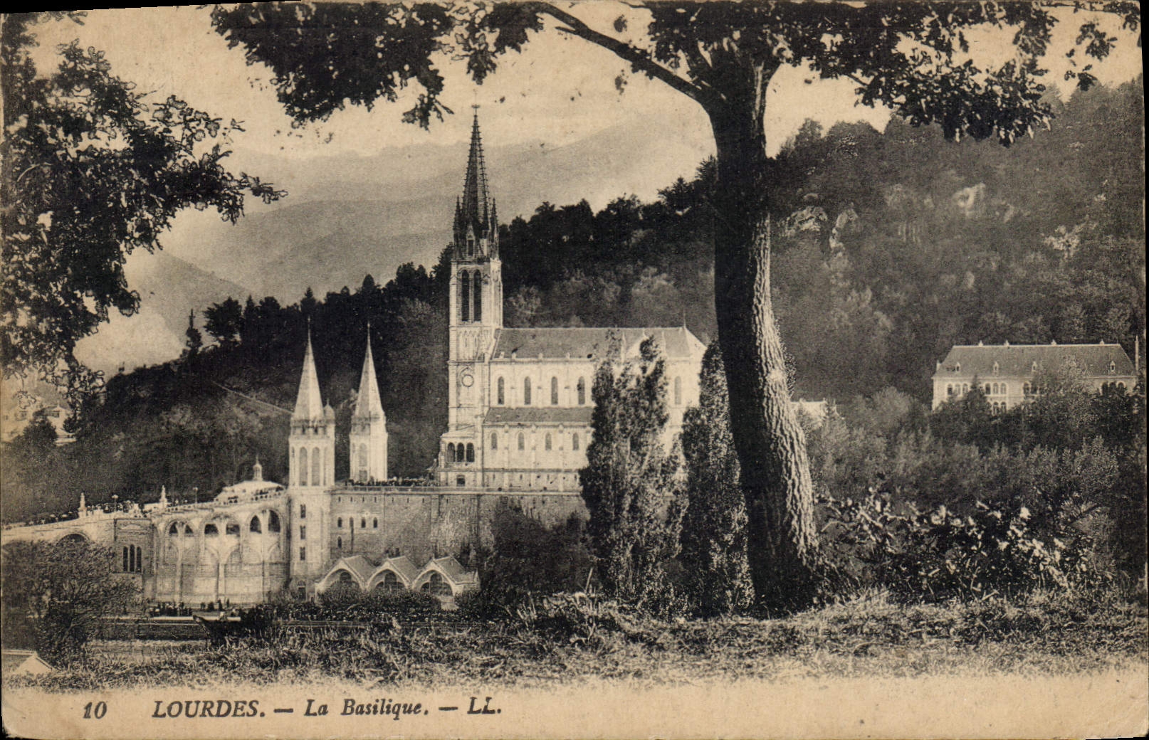 CPA Lourdes la Basilique 