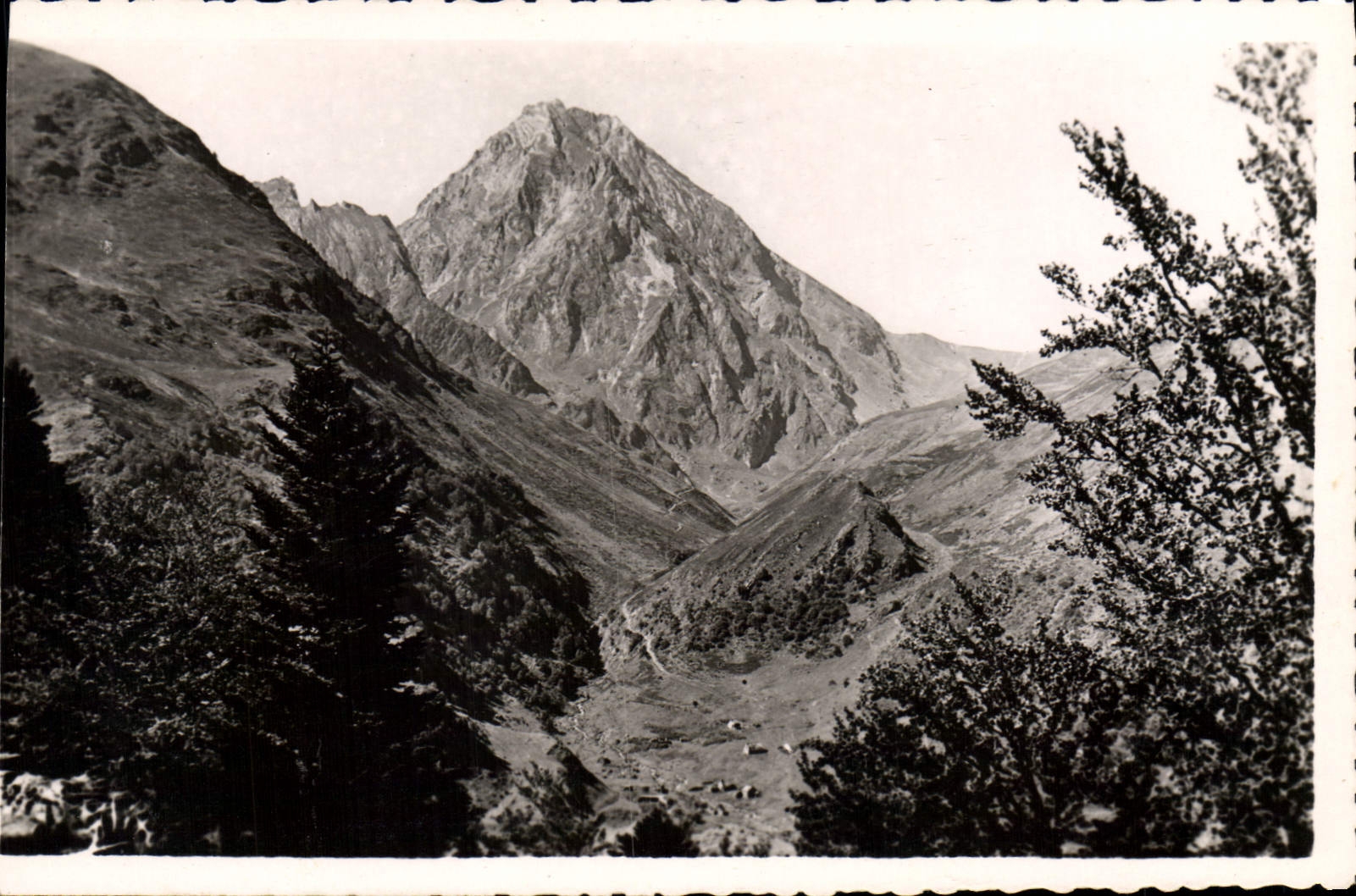 CPA Pic du midi de Bigorre col du Tourmalet vue de la route du Tourmalet 