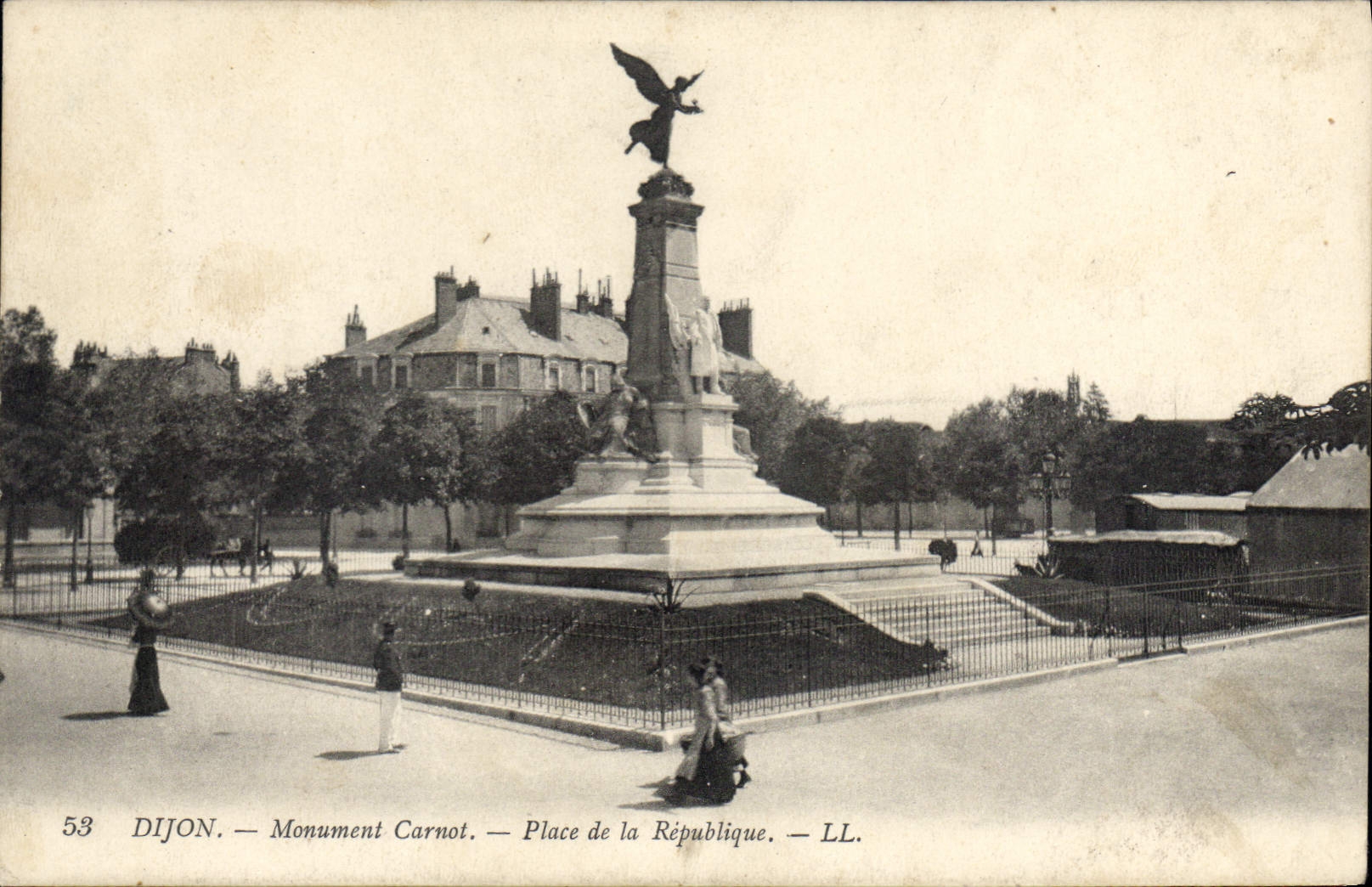 CPA Dijon Monument Carnot Place de la Republique 