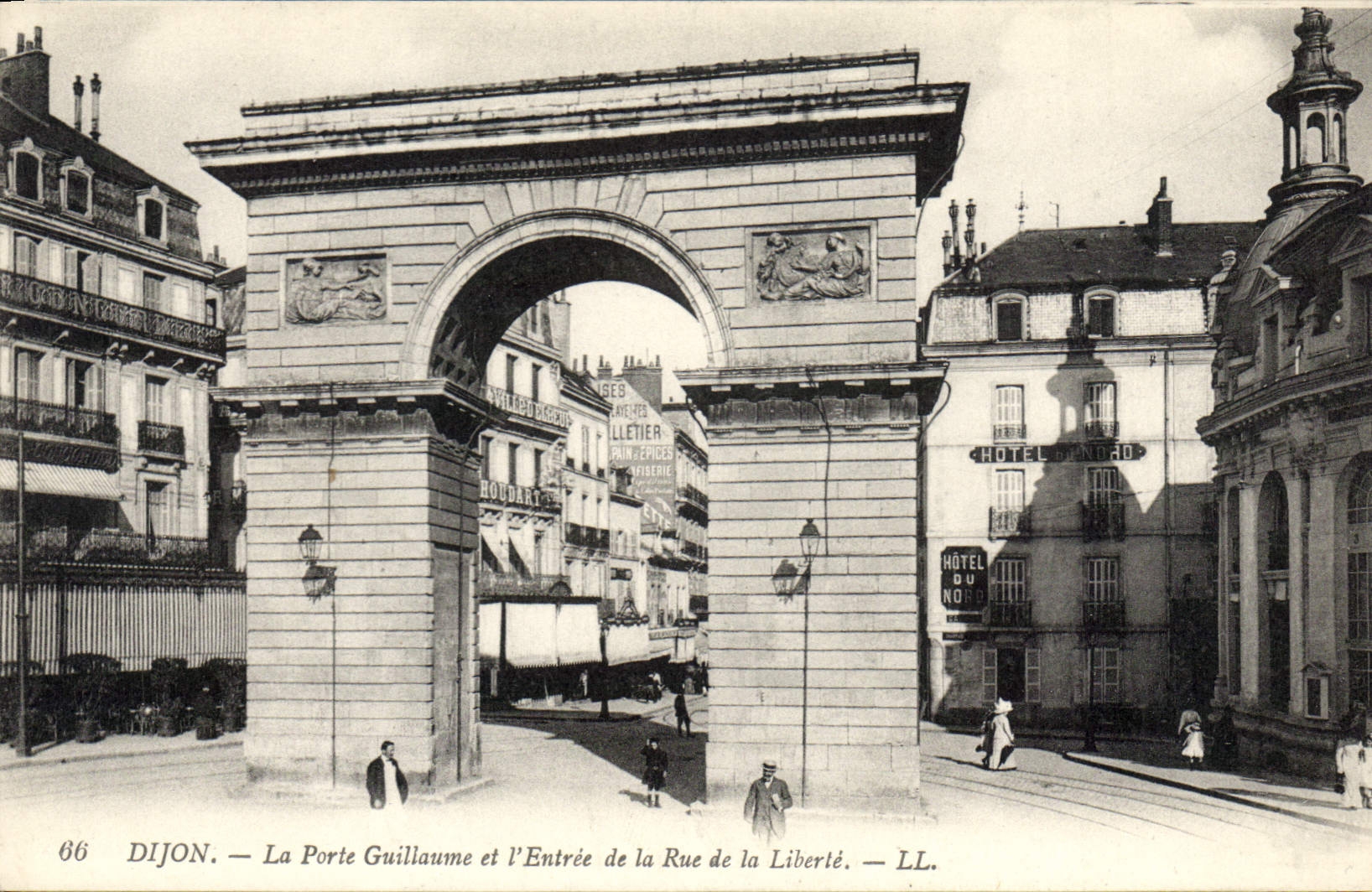 CPA Dijon La Porte Guillaume et l'Entree de la Rue de la Liberte 