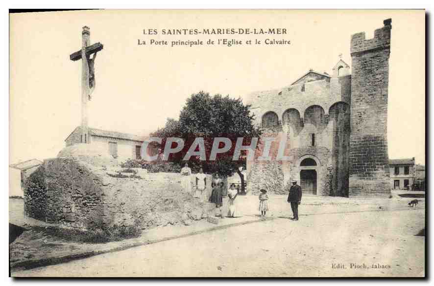 Les Saintes-Maries-de-la-Mer — La Porte principale de l'Église et le Calvaire — Édit. Pioch, tabacs
