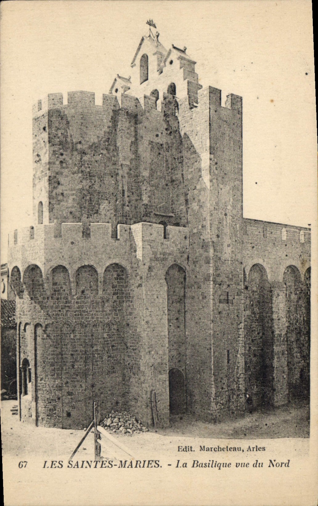 Les Saintes-Maries - La Basilique vue du Nord — Edit. Marcheleau, Arles, n°67