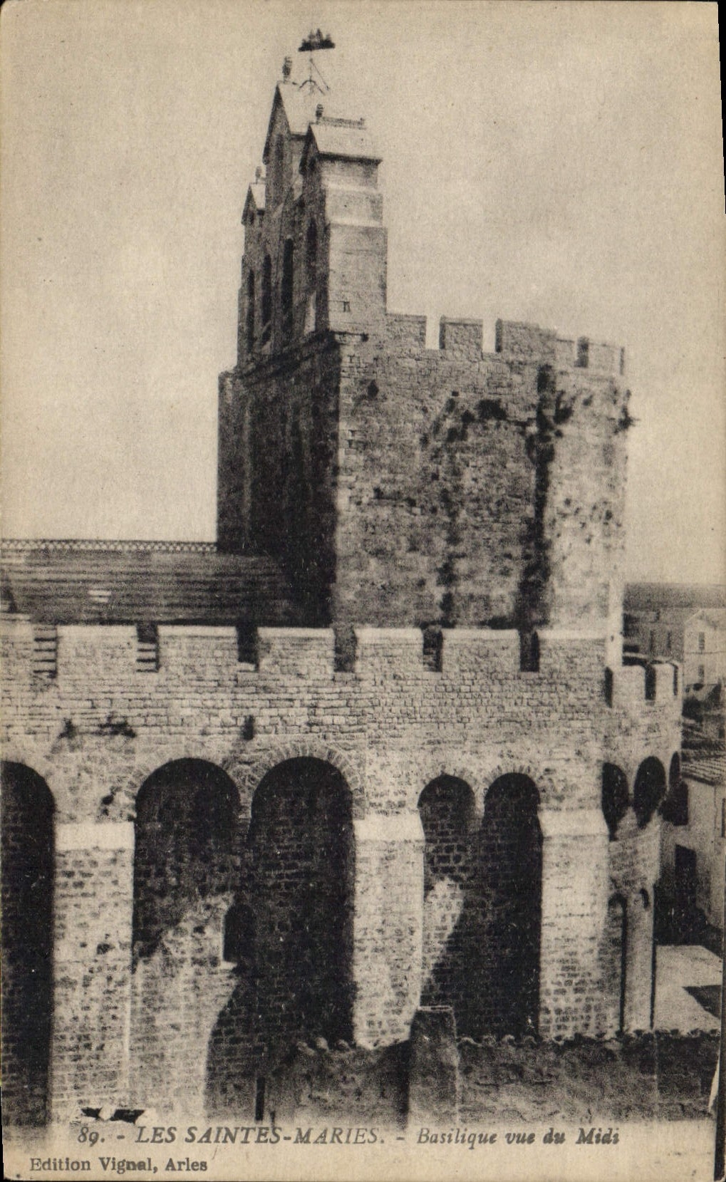 Les Saintes-Maries - Basilique vue du Midi — Édition Vignéal, Arles, n°89