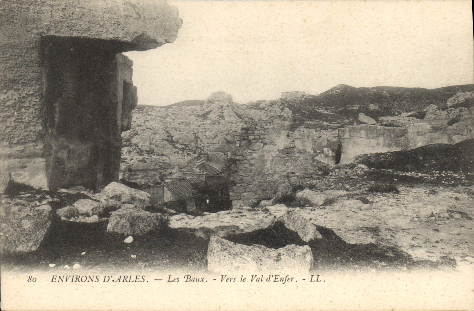 CPA Environs d'Arles Les Baux Vers le Val d'Enfer 