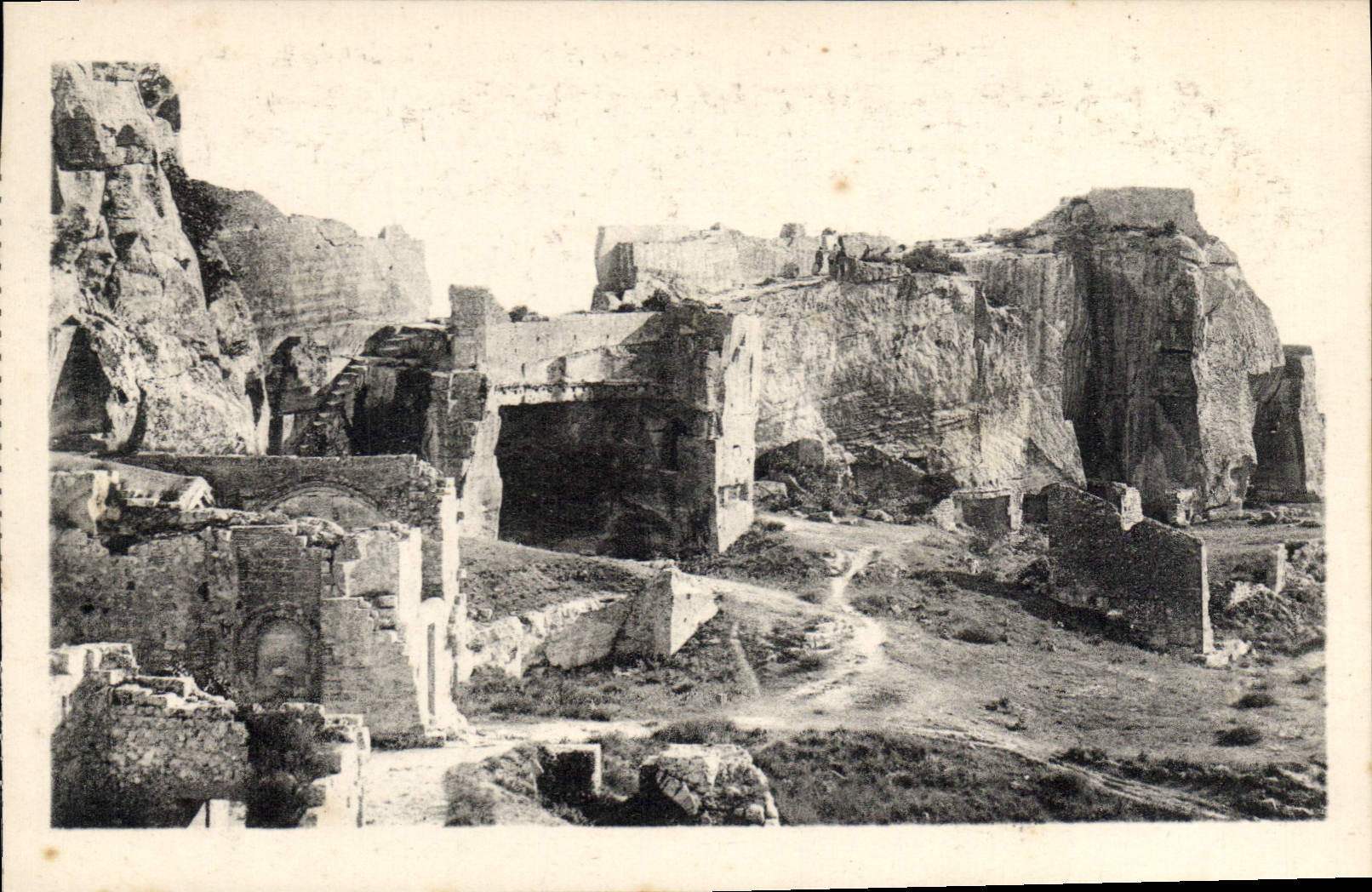Les Baux - Partie des ruines du Château féodal et la Tour Sarrasine, Xe siècle