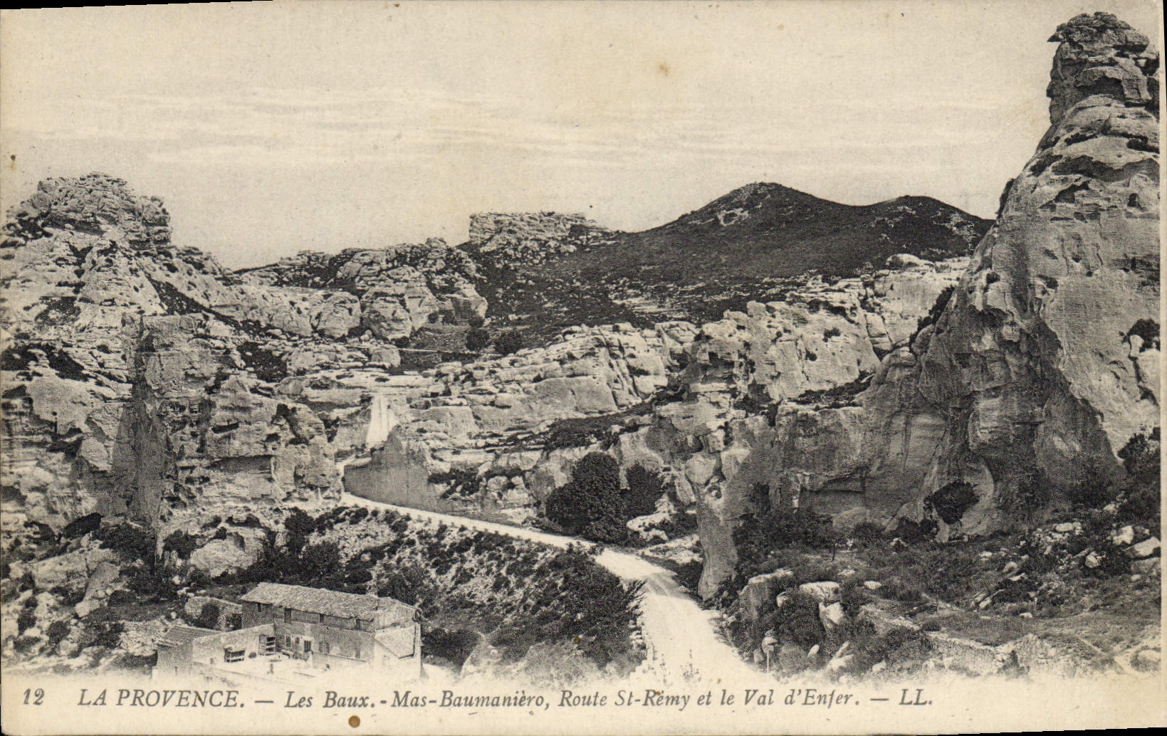 CPA La Provence Les Baux Route St Remy et le Val d'Enfer 