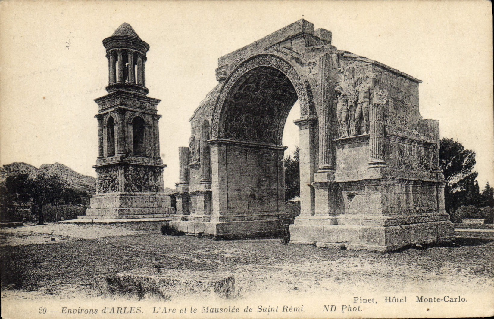 Environs d'ARLES — L'Arc et le Mausolée de Saint Rémi — Pinet, Hôtel Monte-Carlo