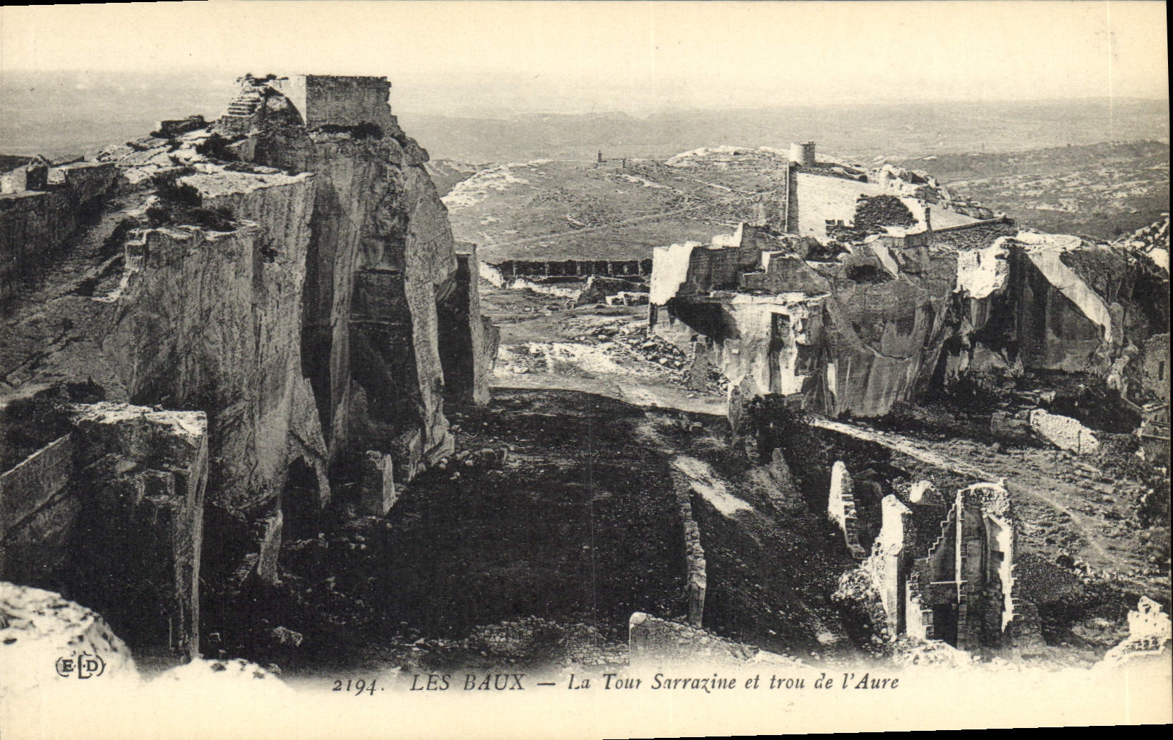 Les Baux — La Tour Sarrazine et trou de l'Aure — Éditeur ELP, n° 2194