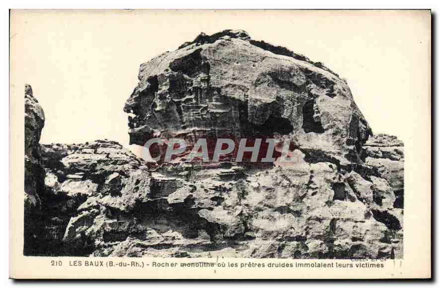 CPA Les Baux B du Rh Rocher monolithe ou les pretres druides immolaient teurs victimes 