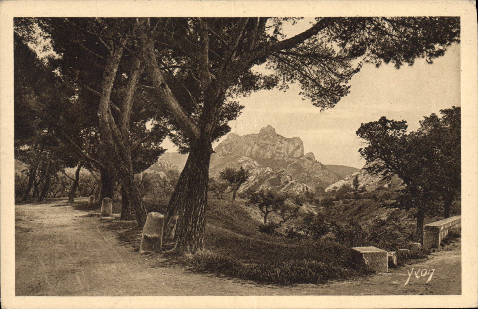 Les Alpilles vues de la Route de St-Rémy aux Baux — Édition d'Art YVON, n°10