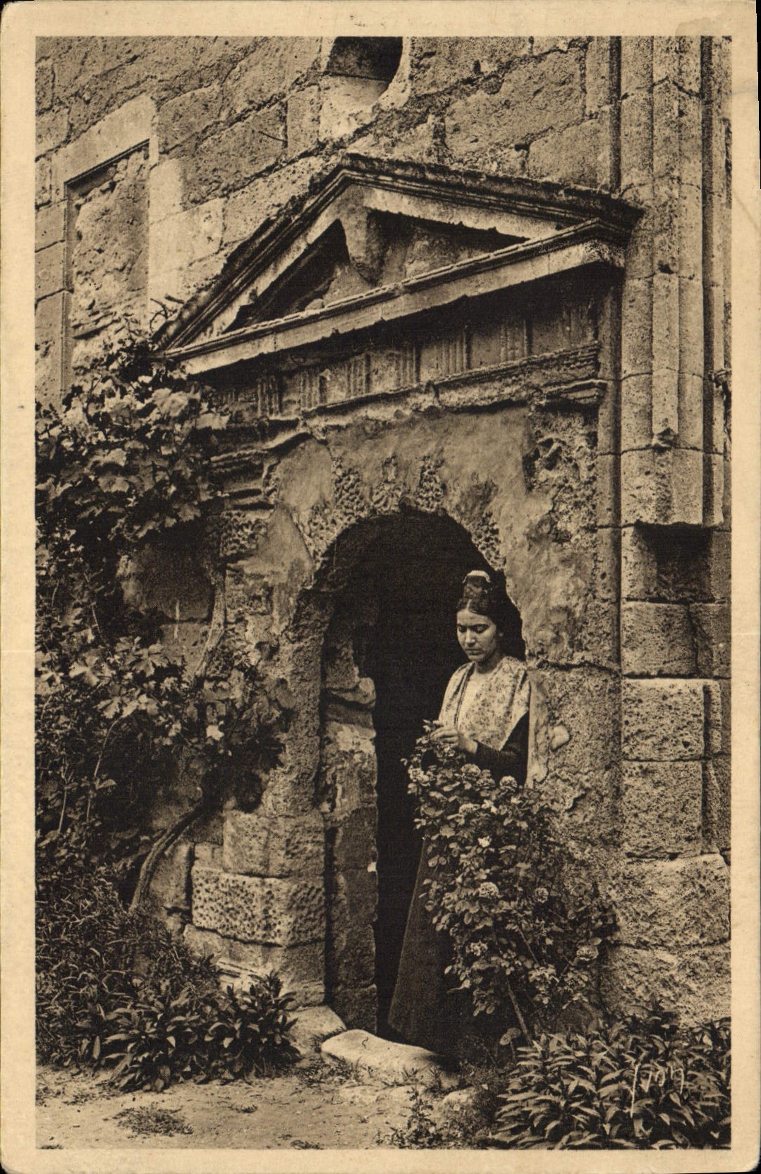 Jeune fille et vieilles pierres à Saint-Rémy — Les Éditions d'Art Yvon, Paris
