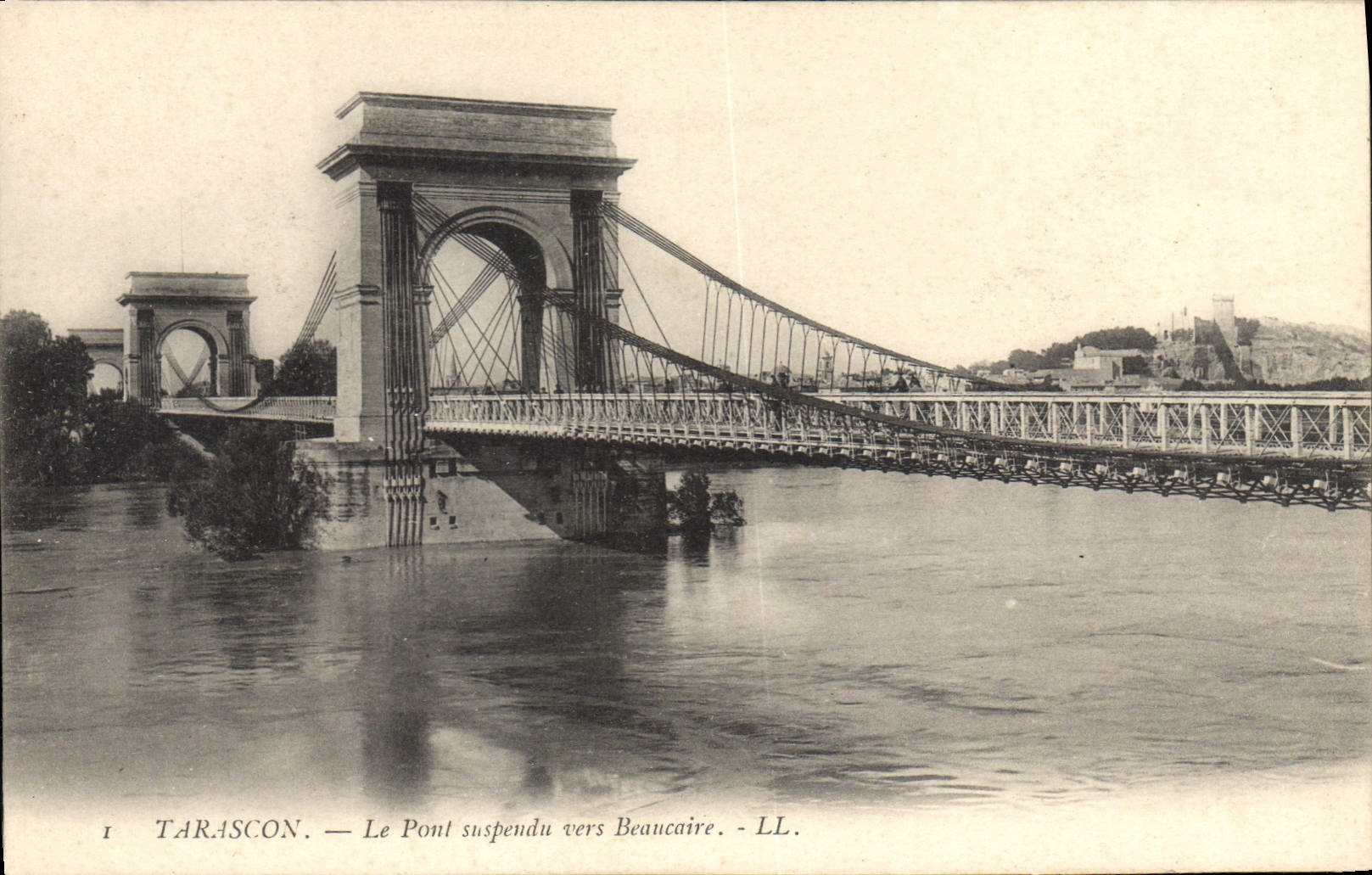 Tarascon — Le Pont suspendu vers Beaucaire — LL.