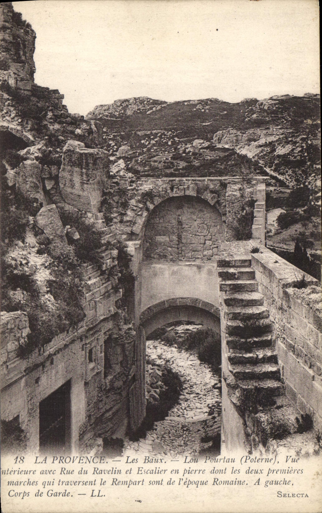 CPA La Provence Les Baux Poterne 