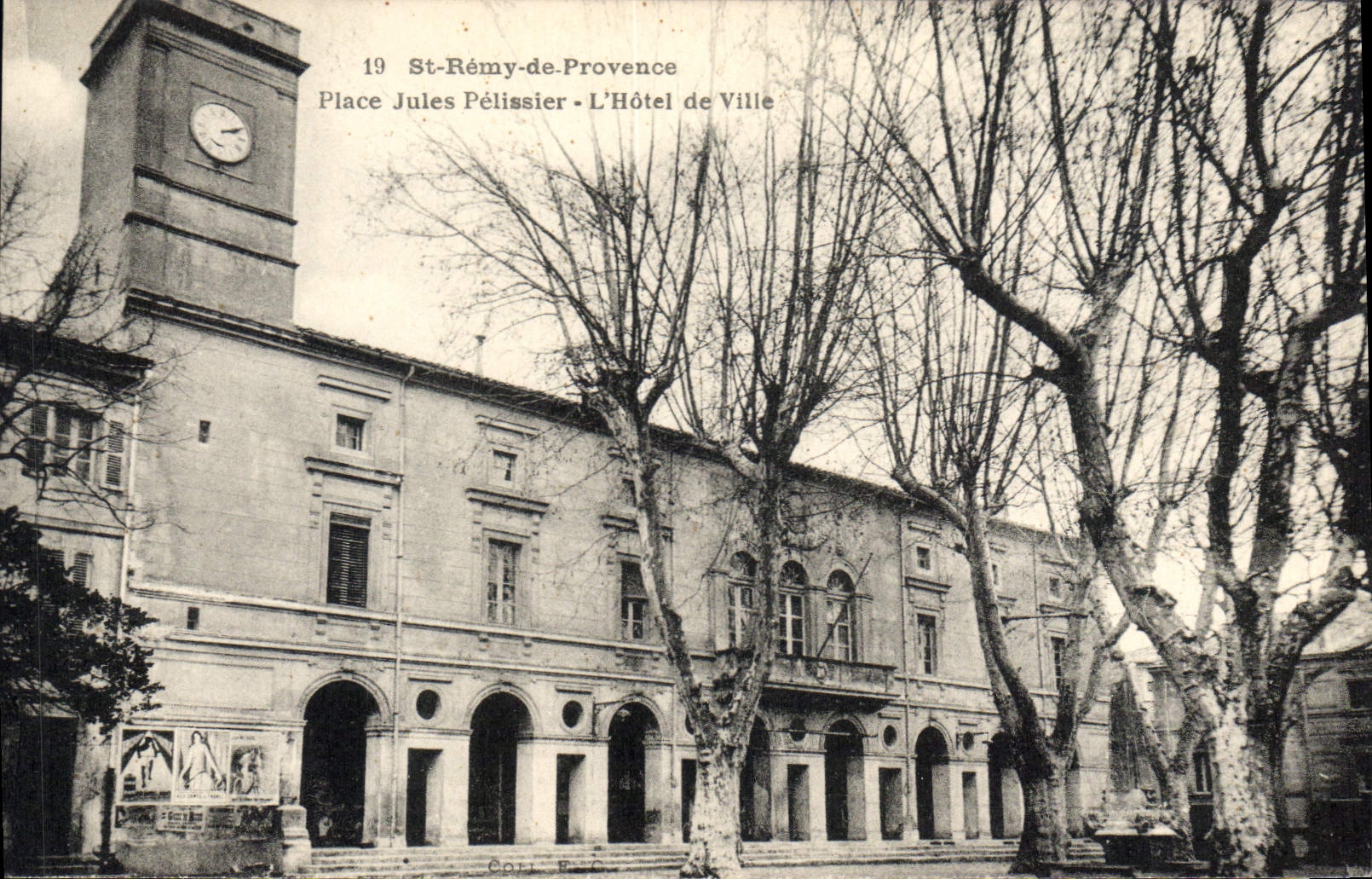 CPA St Remy de Provence Place Jules Pelissier L'Hotel de Ville 