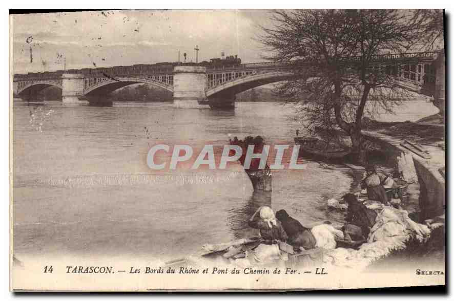 CPA Tarascon Les Bords du Rhone et Pont du Chemin de Fer 