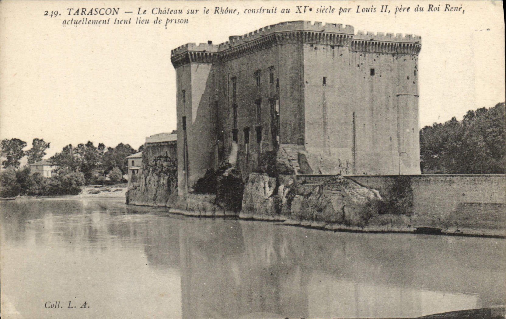 Tarascon — Le Château sur le Rhône, construit au XVIe siècle par Louis II, père du Roi René