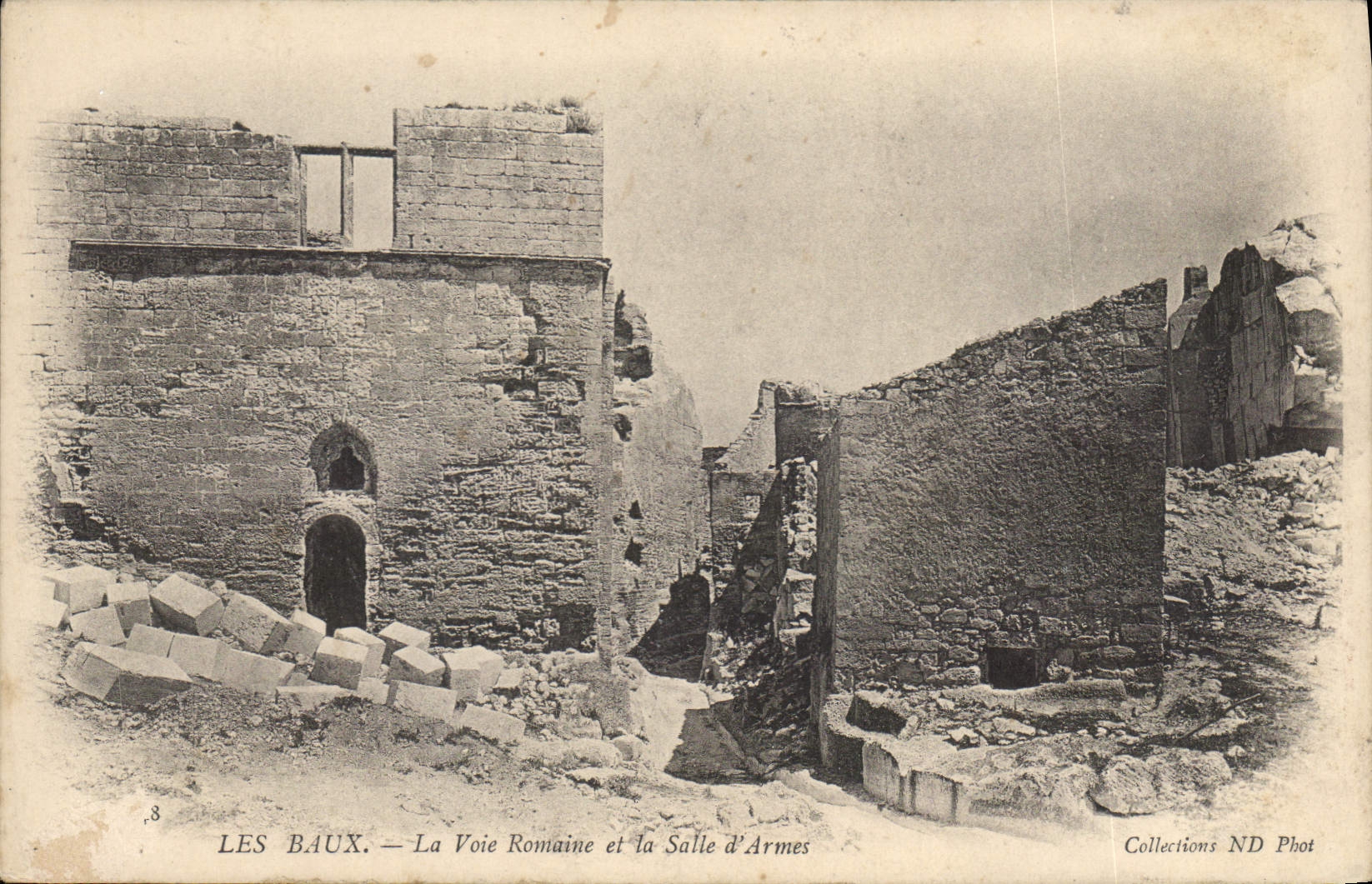 CPA Les Baux La Voie Romaine et la Salle d'Armes 