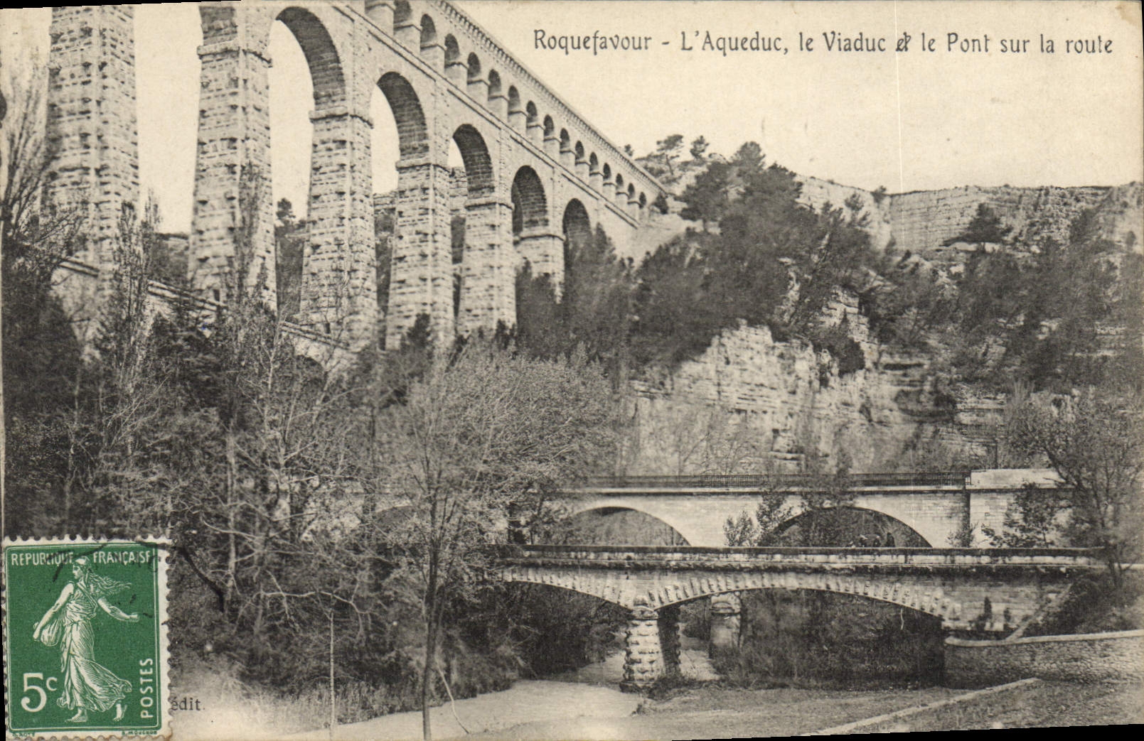 CPA Roquefavour L'Aqueduc le Viaduc et le Pont sur la Route 