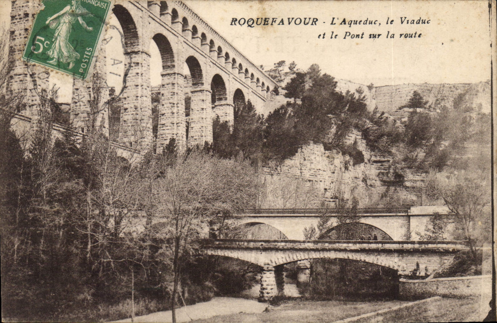 CPA Roquefavour L'Aqueduc le Viaduc et le Pont sur la Route 
