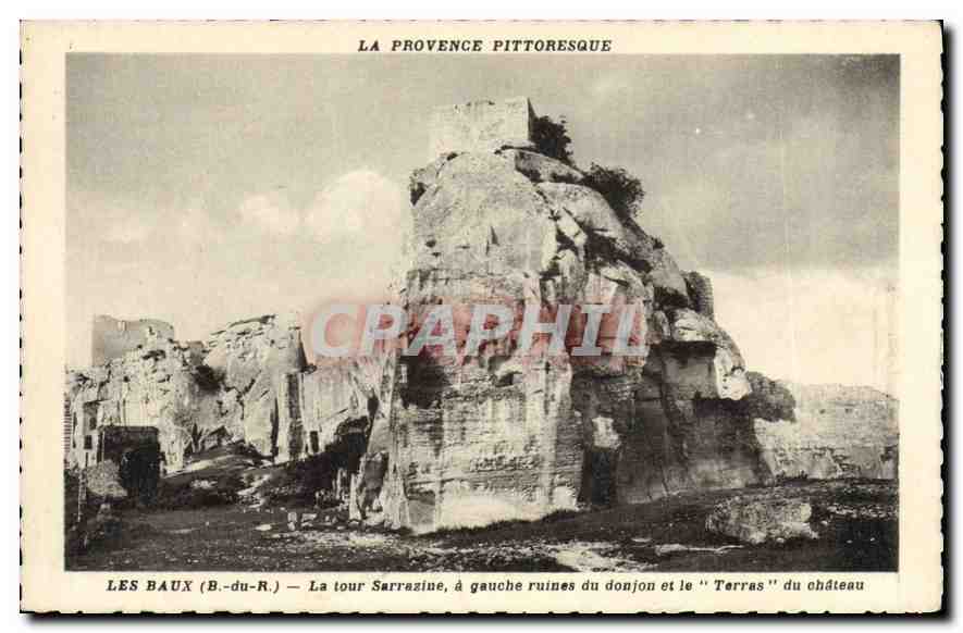 CPA Les Baux B du Rh La Tour Sarrazine a gauche ruines du donjon et le Terras du château