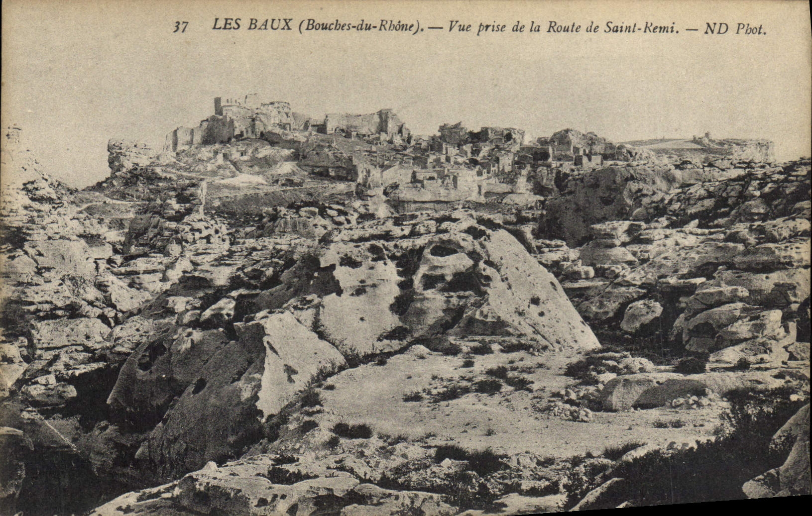 Les Baux (Bouches-du-Rhône) — Vue prise de la Route de Saint-Rémi — ND Phot.