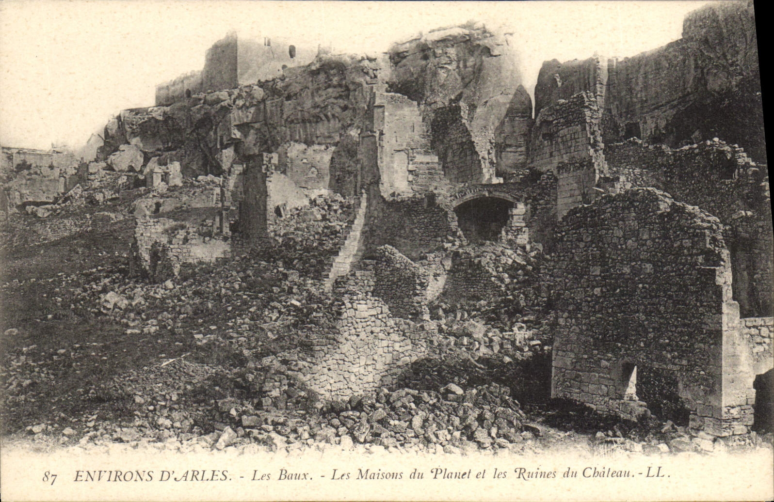 Les Baux — The Houses of Planet and the Ruins of the Castle — LL
