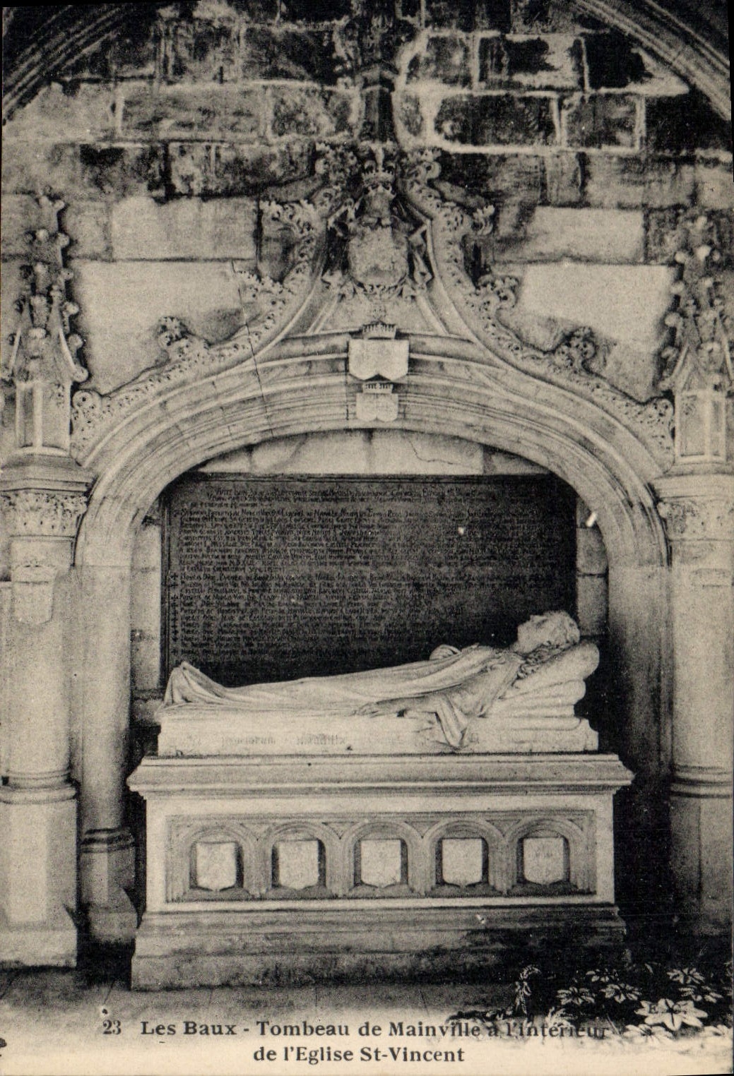 Les Baux - Tombeau de Mainville à l'intérieur de l'église Saint-Vincent