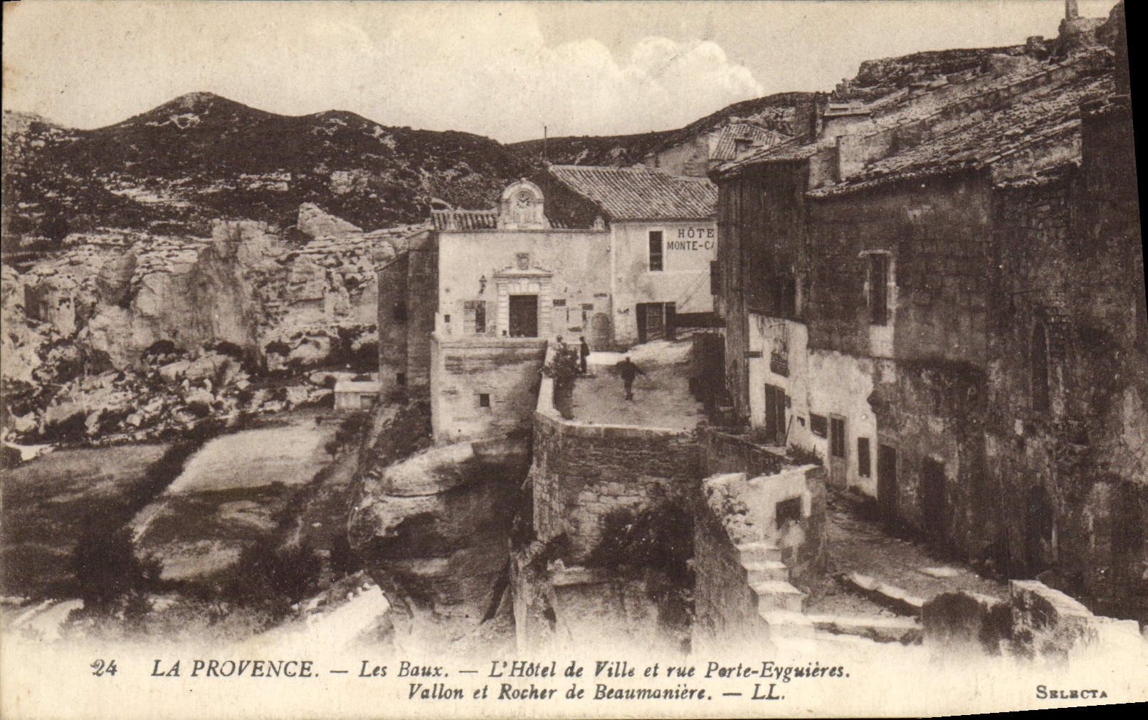 Les Baux — L'Hôtel de Ville et rue Porte-Eyguières — Selecta
