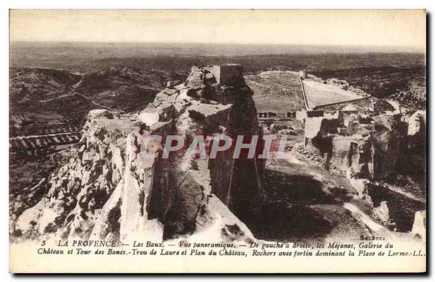 CPA Provence Les Baux Vu panoramique de gauche a droite les Mejanes Galerie du Chateau et Tour des B