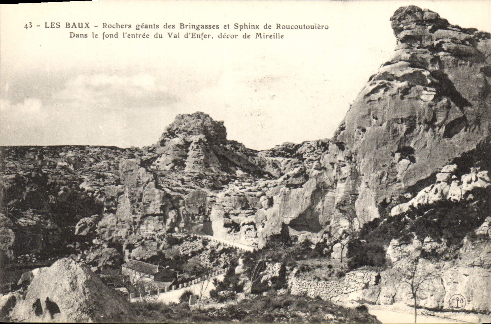 CPA Les Baux Rocher geants des Bringasses et Sphinx de Roucoutouiero dans le fond l'entree du val d'