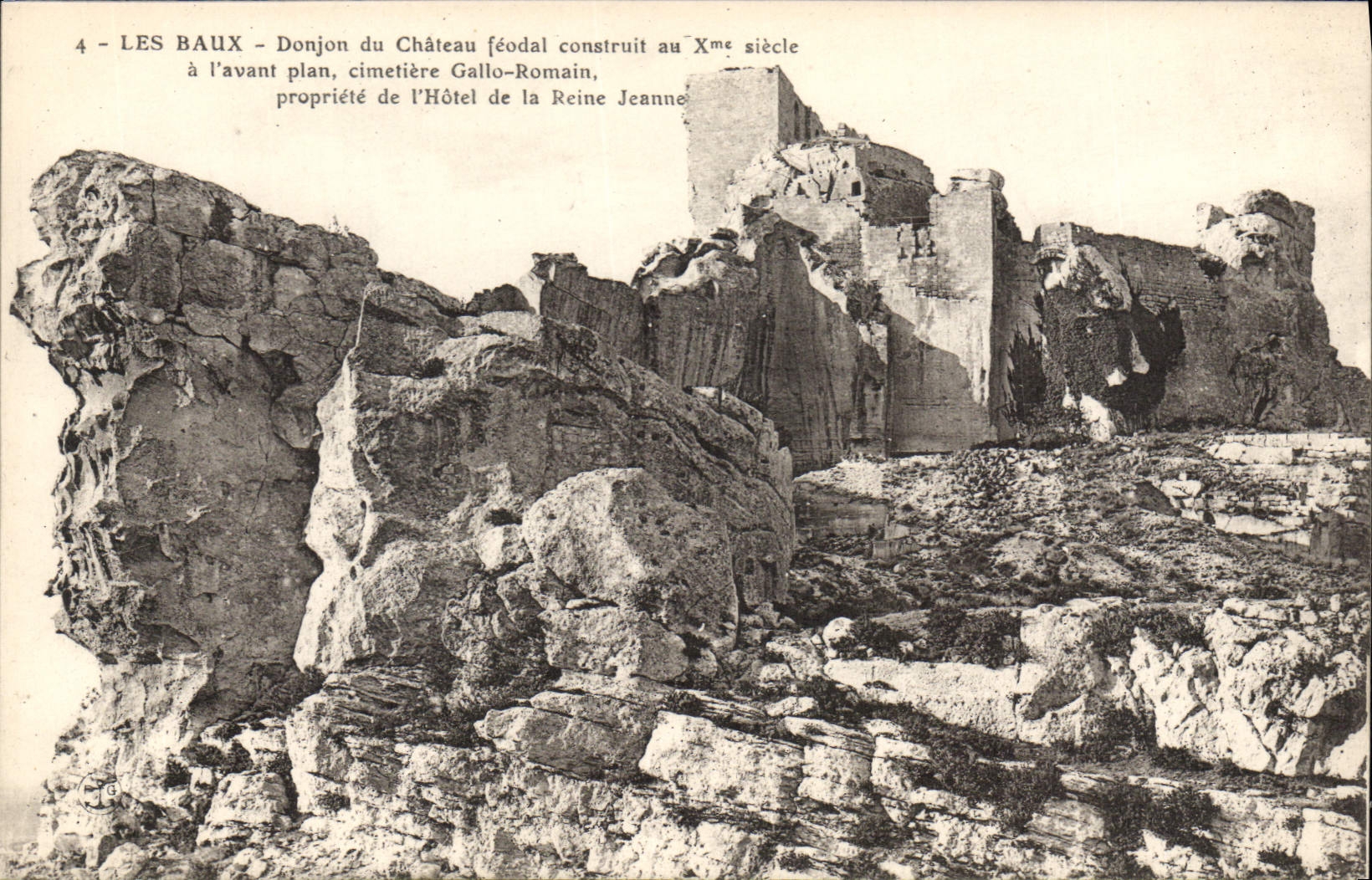 Les Baux - Donjon du Château féodal construit au Xme siècle — cimetière Gallo-Romain, propriété de l'Hôtel de la Reine Jeanne