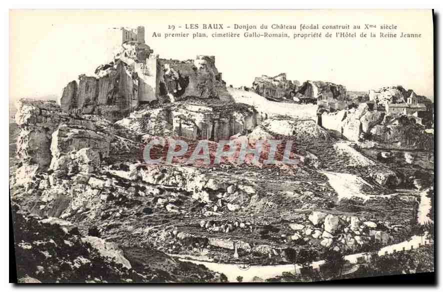 Les Baux - Torre del Castello feudale costruito nel X secolo — In primo piano, cimitero Gallo-Romano, proprietà dell'Hôtel de la Reine Jeanne